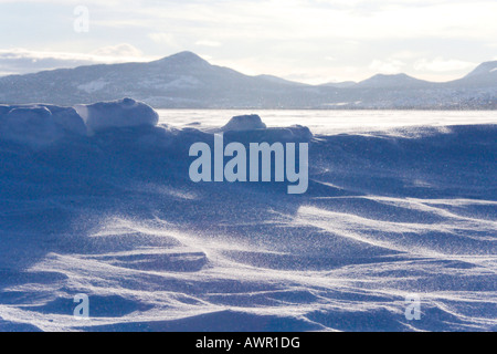 La conduite du vent des cristaux de neige, neige et Montagnes, Lac Laberge, Territoire du Yukon, Canada Banque D'Images