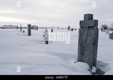 Les pierres tombales dans un cimetière couvert de neige dans les prairies, Manitoba, Canada Banque D'Images