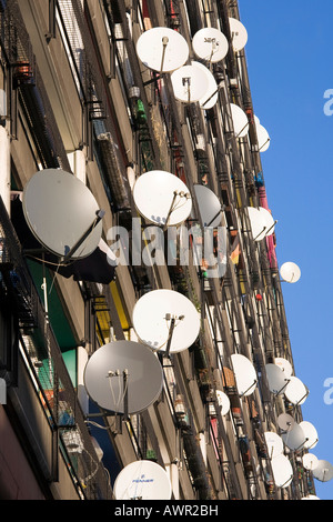 Beaucoup d'antennes satellites montés sur un balcon sur un immeuble façade, Pallasseum ou 'Palais Social de Berlin (Berliner S' Banque D'Images