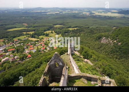 Vue depuis la tour du château de Bezdez village, Château Bezdez, République Tchèque Banque D'Images