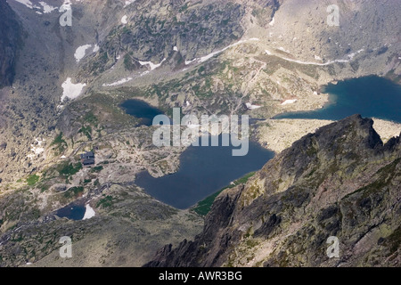 Vue sur les lacs de montagne à partir de 2634, la montagne du Lomnický oetít m, Hautes Tatras, Slovaquie Banque D'Images