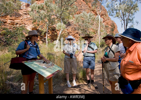 Groupe touristique au début du sentier, sentier de randonnée, Mini Palms, Bungle Bungle UNESCO World Heritage Site, par National de Purnululu Banque D'Images