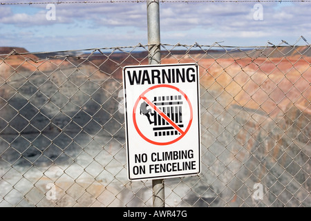 Signer (avertissement, pas d'escalade sur), aux limites de la fosse (Super gold mine), Kalgoorlie, Australie occidentale, WA, Australia Banque D'Images