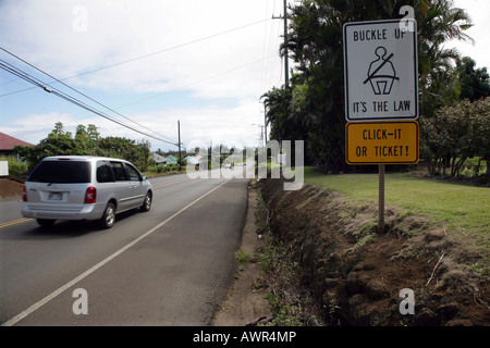 Signe de la ceinture de sécurité de la circulation sur une rue à Big Island, Hawaii, USA Banque D'Images