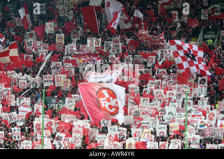 Fans criant pour le club de football allemand 1. FC Kaiserslautern, Allemagne Banque D'Images