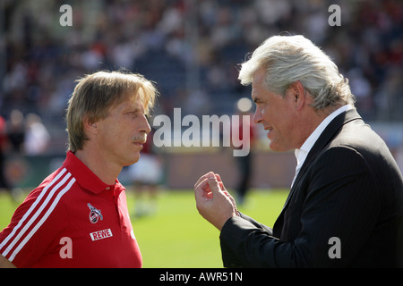 Les entraîneurs de soccer Uwe Rapolder (TuS Koblenz) (r.) et Christoph Daum (1. FC Koeln) (l.) Banque D'Images