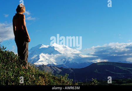 Woman enjoying soleil du soir sur Mt. McKinley, Denali National Park, Alaska, USA Banque D'Images