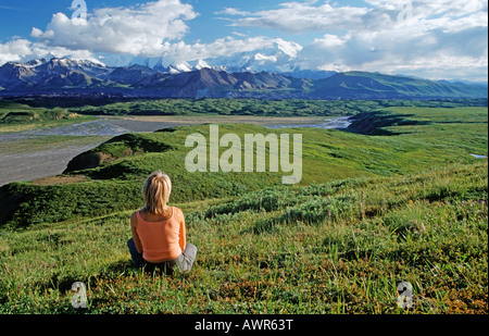 Woman enjoying soleil du soir, Mt. McKinley en arrière-plan, le parc national Denali, Alaska, USA Banque D'Images