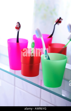 Brosses à dents brosse à dents de couleur en trois verres Banque D'Images