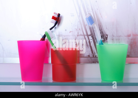 Brosses à dents brosse à dents de couleur en trois verres Banque D'Images