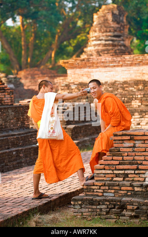 Deux jeunes moines à Sukhothai en thailande Banque D'Images