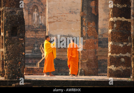 Deux moines novices à Sukhothai temple en Thaïlande Banque D'Images