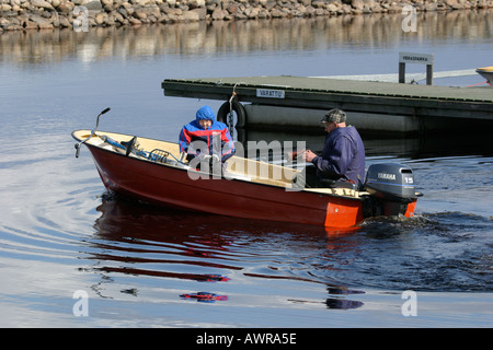 Vieux couple boating Banque D'Images