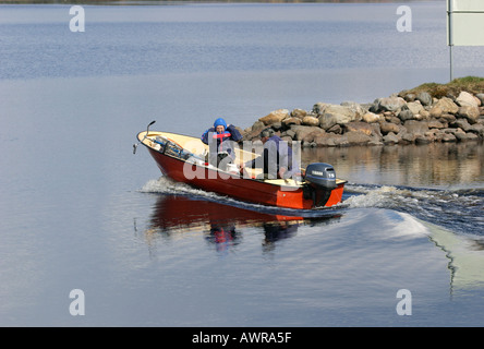 Vieux couple boating Banque D'Images