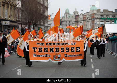 Bannière pour l'Université du Tennessee, Knoxville, Tennessee takin part à la St Patricks Day Parade in Dublin Ireland Banque D'Images