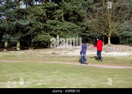 Les promeneurs sur Cannock Chase, Staffordshire Banque D'Images