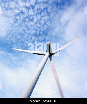 WIND TURBINE CONTRE CIEL BLEU AVEC DES NUAGES Banque D'Images