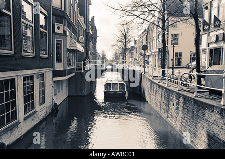 Barge sur un canal à Amsterdam aux Pays-Bas Europe - la photographie noir et blanc Banque D'Images