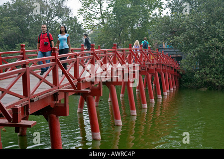 Les touristes traverser le pont sur l'HUC l'HO KIEM, dans le vieux quartier HANOI VIETNAM Banque D'Images