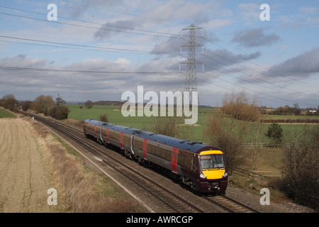 Dans le nouvellement peintes Arriva Trains Cross Country couleurs couleurs class 170 DMU passe Portway, Tamworth, Staffordshire. Banque D'Images