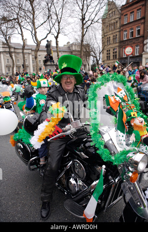 Un motard habillé de cuir et chapeau vert pour célébrer St Patricks day à Dublin le 17 mars équitation une Harley Davidson vélo Banque D'Images