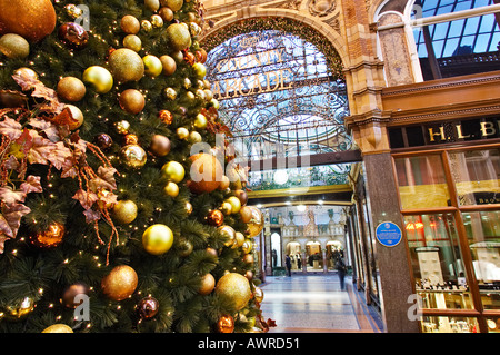 Shopping de Noël - Victoria Quarter Shopping Arcade à Noël, de Leeds, Yorkshire, UK Banque D'Images