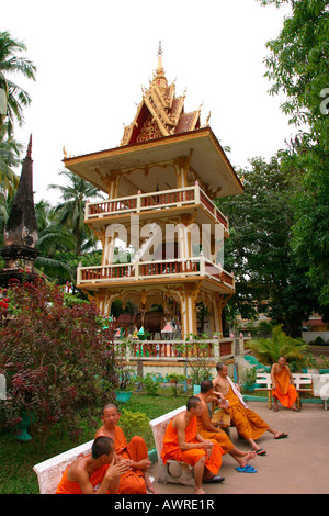 Laos Vientiane Wat Ong Teu Mahawihan au repos des moines Banque D'Images