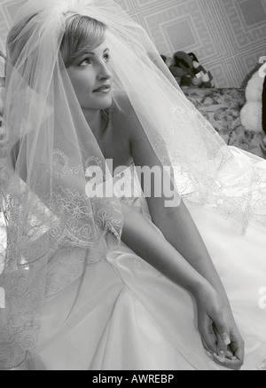 Smiling bride en robe de mariée blanche traditionnelle Banque D'Images