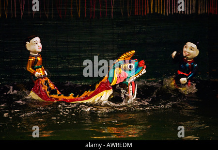 Équitation un dragon au cours de la performance à l'THANG LONG WATER Puppet Theatre HANOI VIETNAM Banque D'Images