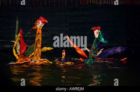 Cranes flotter sur l'eau au cours de la performance à l'THANG LONG WATER Puppet Theatre HANOI VIETNAM Banque D'Images