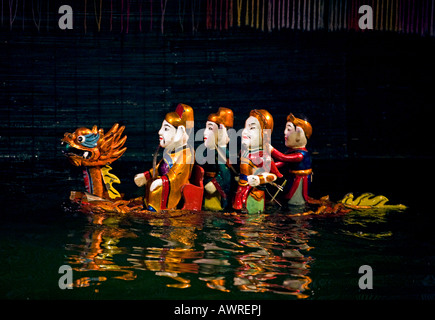 Un dragon en caractères pendant l'exécution à l'THANG LONG WATER Puppet Theatre HANOI VIETNAM Banque D'Images