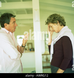Mature couple debout face à face, en faisant valoir, woman holding head Banque D'Images