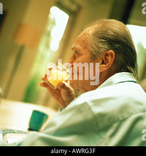 Senior man drinking de verre, side view Banque D'Images