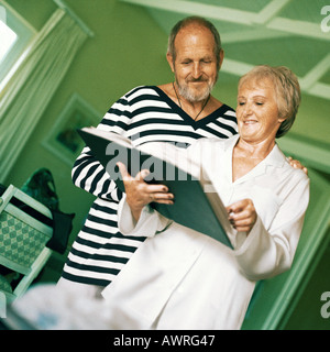 Man and Woman looking at book Banque D'Images