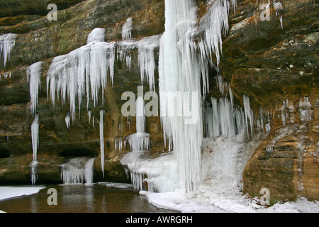 Spectaculaire cascade gelée dans le parc Hocking Hills Ohio USA cascade glacée falaise de glace gros plan de personne bas angle vue avant arrière-plan haute résolution Banque D'Images