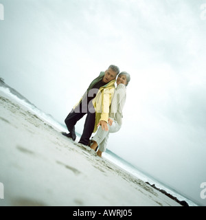 Mature couple on beach à la caméra en bas Banque D'Images