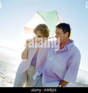 Mature couple walking avec parapluie, portrait Banque D'Images