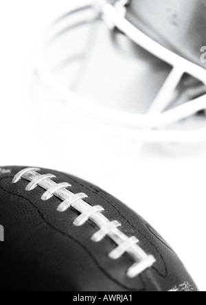 Le football et le casque, close-up, b&w. Banque D'Images