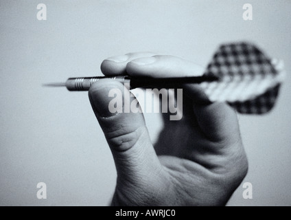 Hand holding dart, close-up Banque D'Images