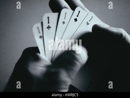 Mains tenant les jeux de cartes, close-up Banque D'Images