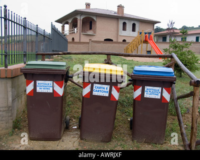Respectueuse de l'environnement et le recyclage des contenants de déchets à codage couleur extérieur accueil à Marsciano Italie Banque D'Images