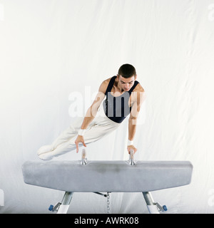 Young gymnast routine sur cheval d'arçon Banque D'Images