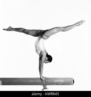 Jeune femme standing in wheat field, side view Banque D'Images