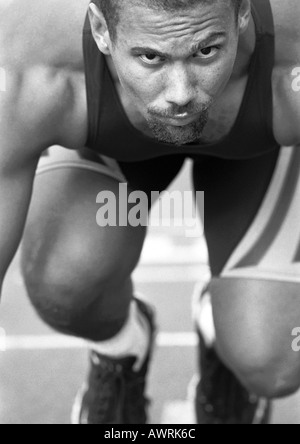 Coureur mâle au début de course, close-up, b&w Banque D'Images