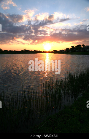 Coucher du soleil sur le lac, Port Saint Lucie, FL, USA Banque D'Images