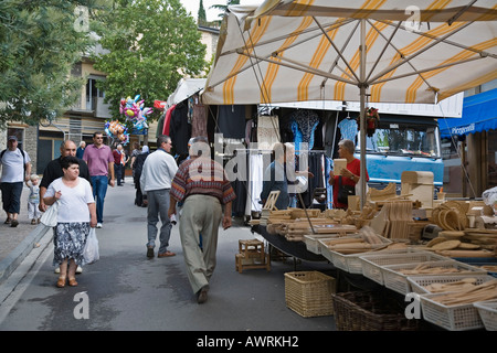 Cuisine en bois et de vêtements vendeurs au marché annuel automne Camucia Italie Banque D'Images