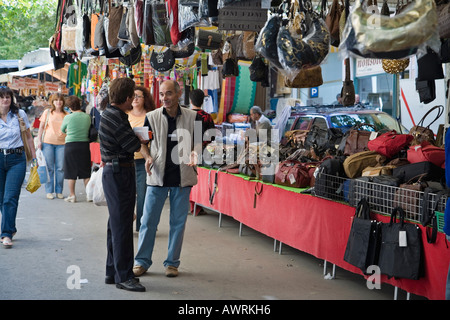 Sac à main talkes vendeur au client en face de son stand au marché de l'automne annuel Camucia Italie Banque D'Images