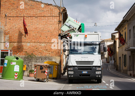 Camion à ordures collecte des ordures dans la région de Valiano Italie Banque D'Images