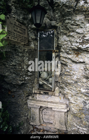 Reliques de moines bénédictins dans le sanctuaire de Mentorella en Italie Banque D'Images