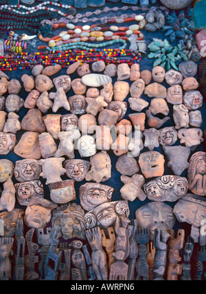 Sélection de sculptures Maya perles et des fragments archéologiques vendus à un décrochage dans Antigua Guatemala Banque D'Images